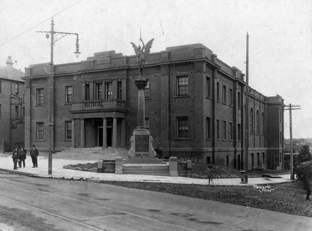 Marrickville Town Hall shortly after completion with Victory war memorial