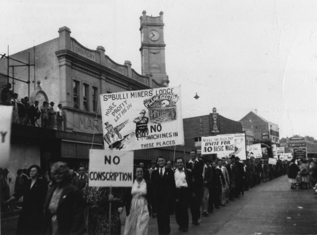 Protest about loading pig iron for export to Japan due to the war